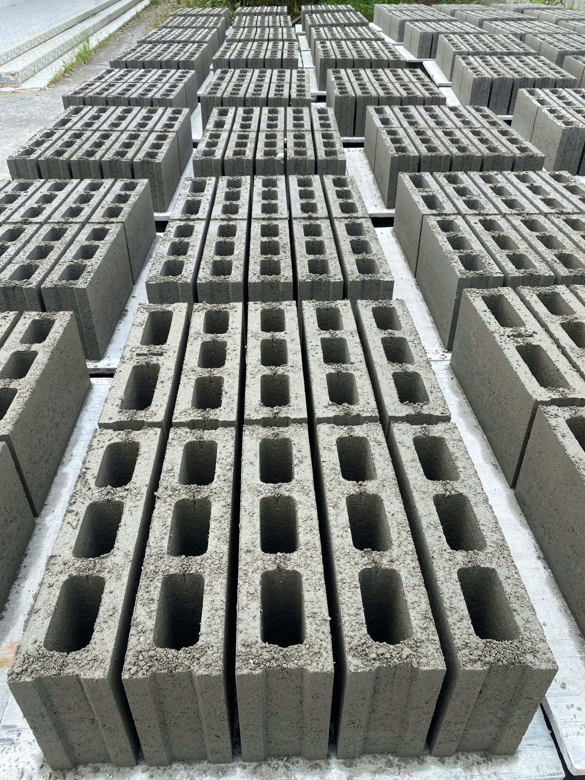 Gạch lát sân  vườn - Công Ty Cổ Phần Gạch Không Nung Hương Sen